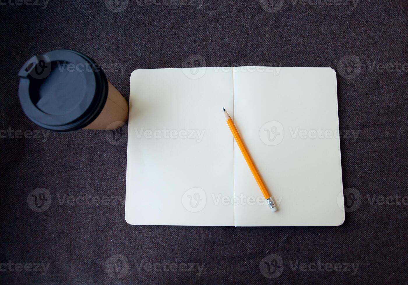 lápis, caderno e papel café copo foto