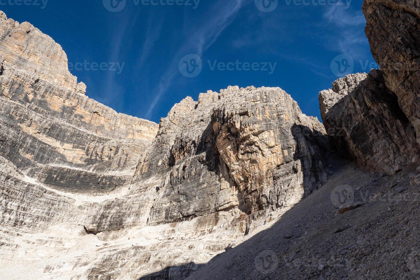 vista dos picos de montanha dolomitas. Brenta, Itália foto
