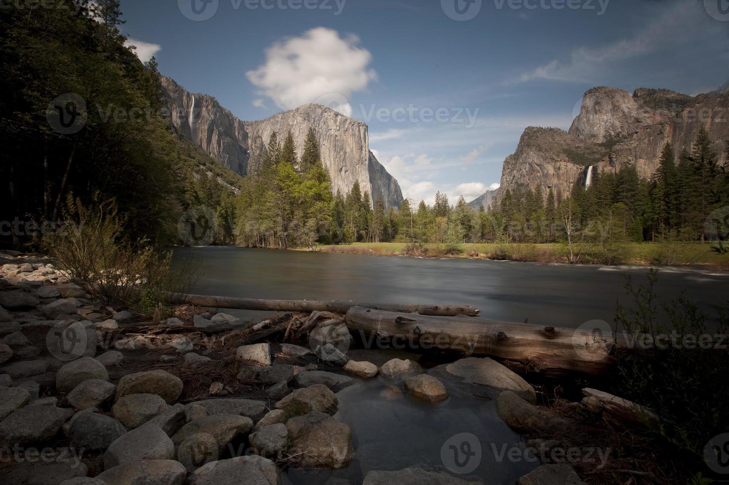 tempo de exposição do rio Merced e do vale do Yosemite foto