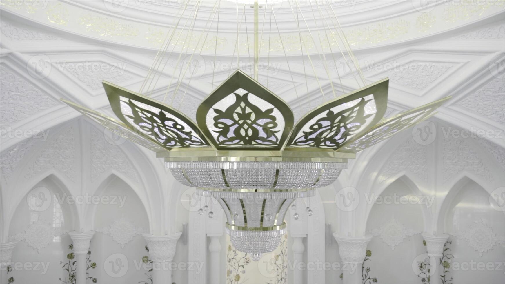 interior do a mesquita com decorativo teto. cena. branco lindo mesquita com dourado esculpido grades e uma cúpula. foto