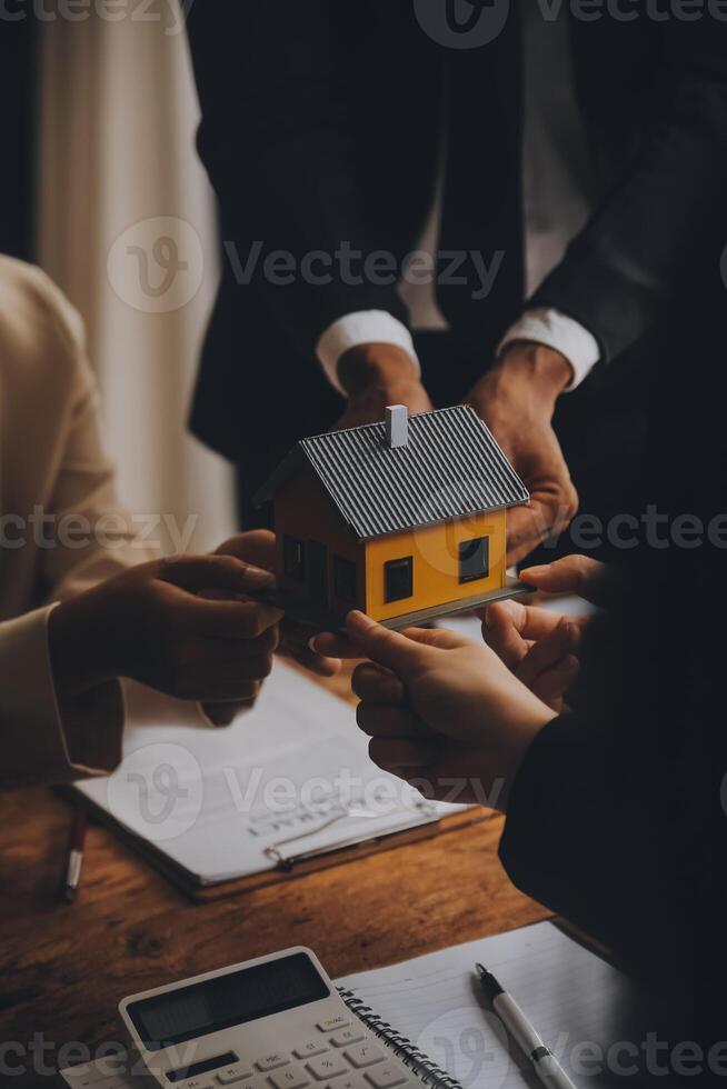 real Estado agente e vendas Gerente equipe análise precificação do aluguel de concessão contrato do venda compra acordo, relativo hipoteca empréstimo oferta para e casa seguro. foto