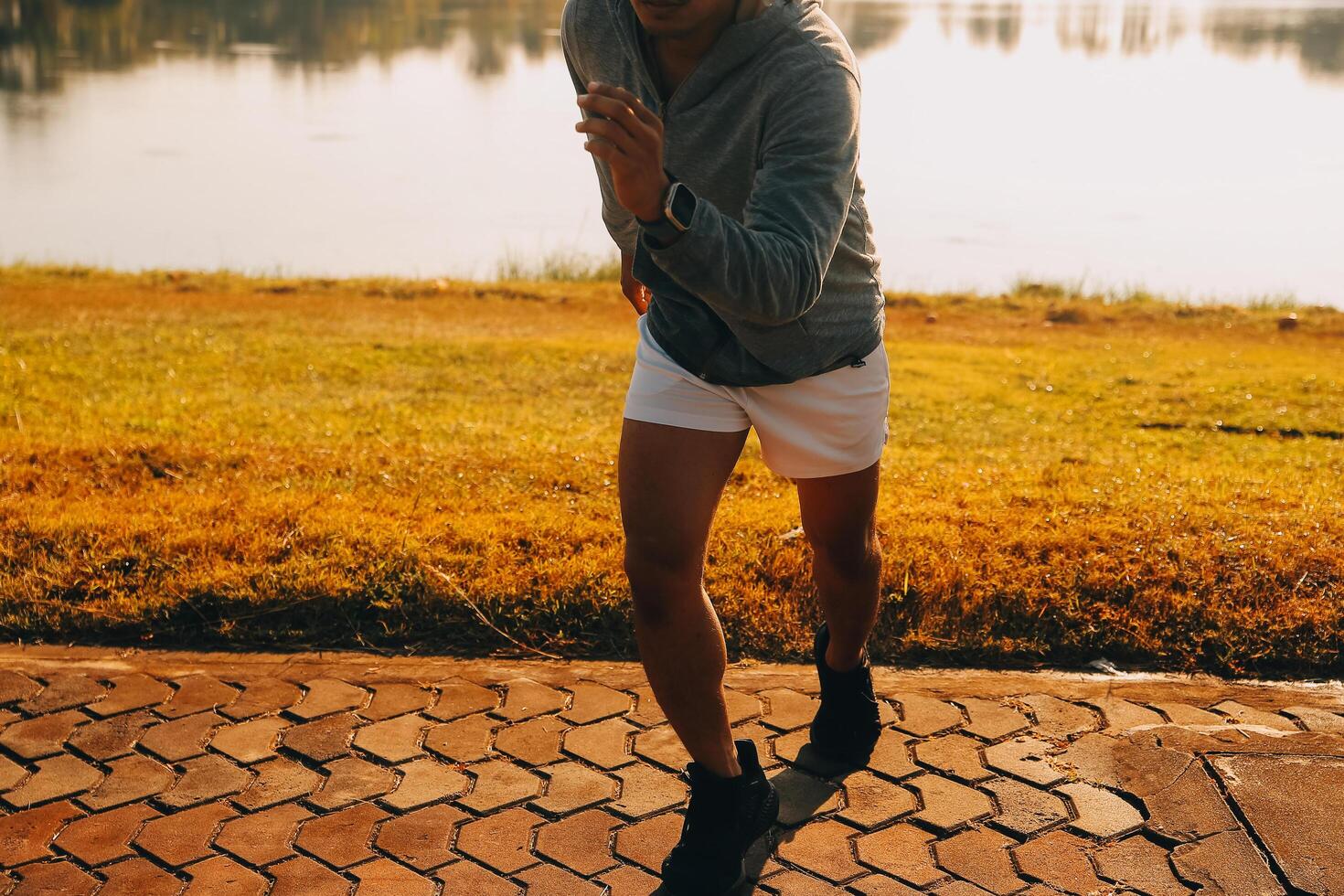 atleta corredor pés corrida em estrada, corrida conceito às ao ar livre. homem corrida para exercício.atleta corredor pés corrida em estrada, corrida conceito às ao ar livre. homem corrida para exercício. foto