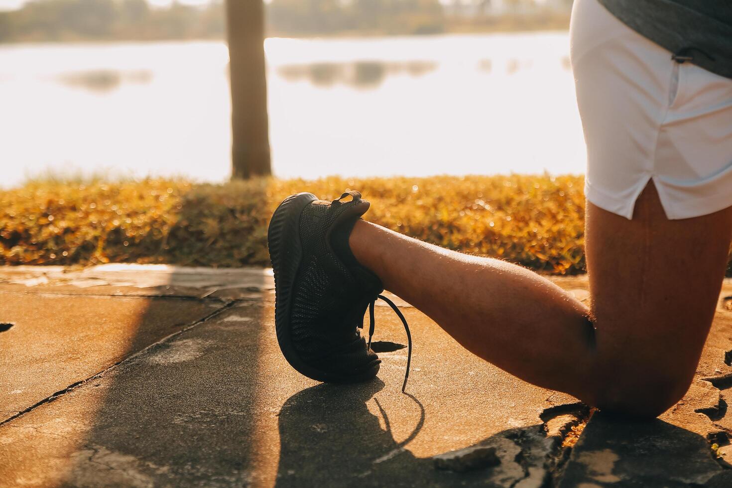 atleta corredor pés corrida em estrada, corrida conceito às ao ar livre. homem corrida para exercício.atleta corredor pés corrida em estrada, corrida conceito às ao ar livre. homem corrida para exercício. foto