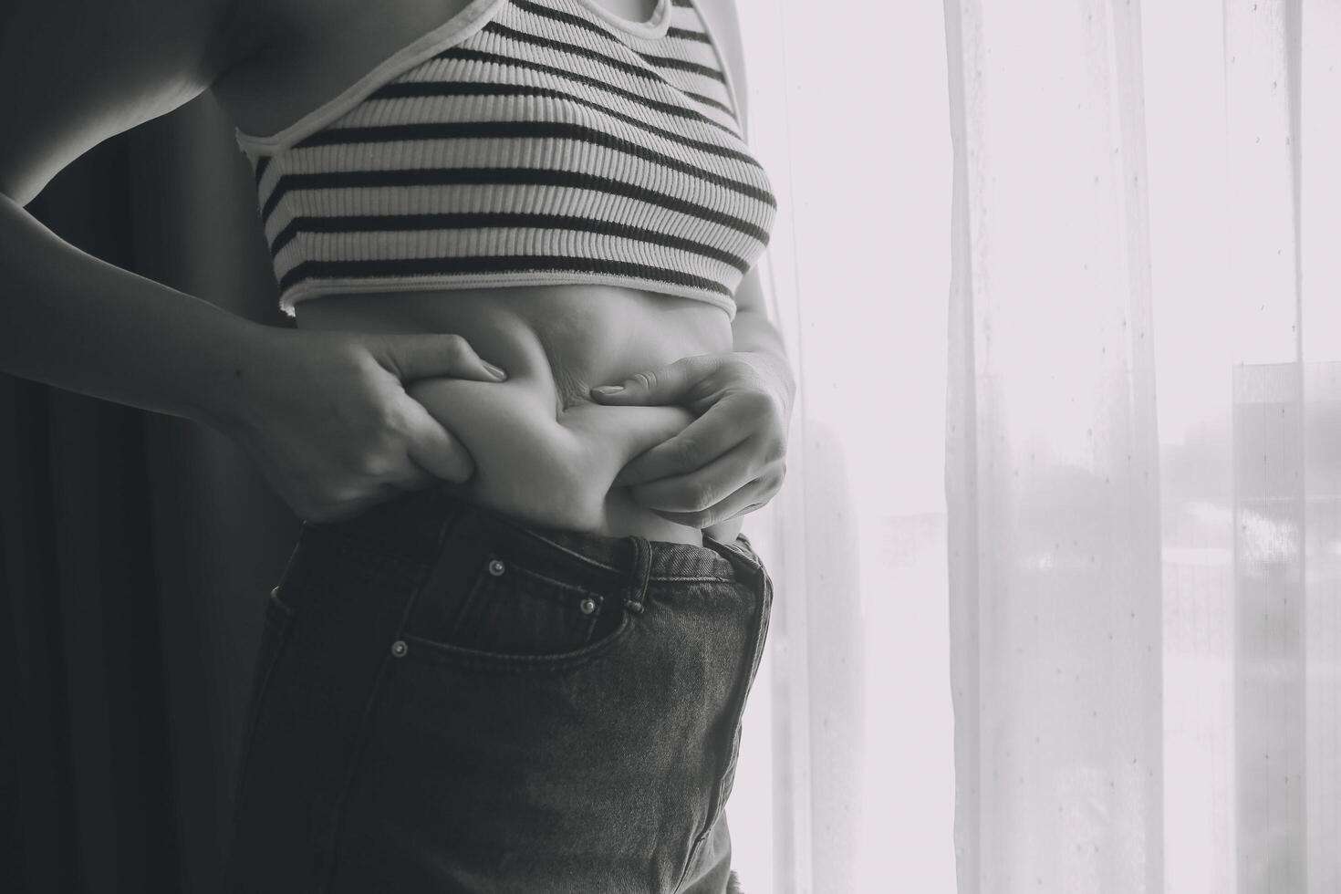 mulheres corpo gordo barriga. obeso mulher mão segurando excessivo barriga gordo. dieta estilo de vida conceito para reduzir barriga e forma acima saudável estômago músculo. foto