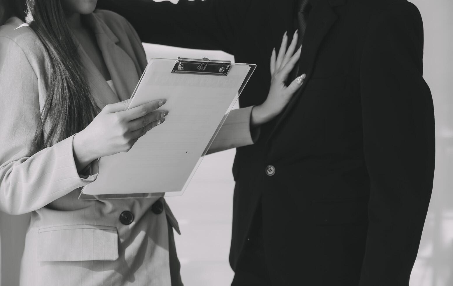 sexual assédio dentro ambiente de trabalho. infeliz fêmea empregado olhando às mão do patrão toque às dela ombro e sentindo-me com nojo. foto