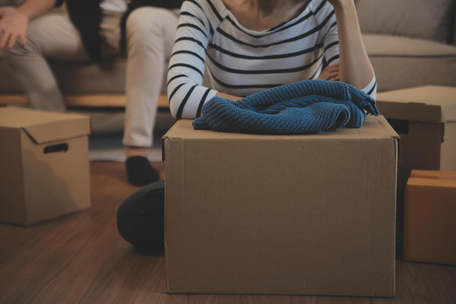 dois ásia blogueiro mostrando roupas dentro frente do a Câmera para gravação vlog vídeo viver transmissão às dela fazer compras. conectados compras carrinho noção. em sofá às casa foto