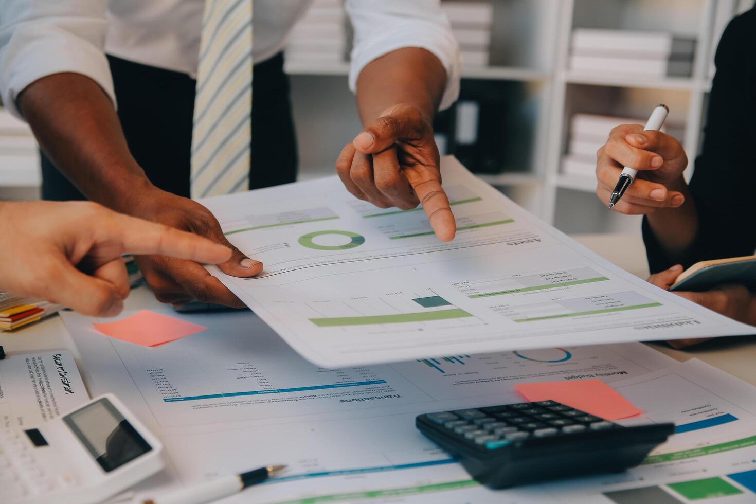 co conferência de trabalho, reunião da equipe de negócios presente, colegas investidores discutindo os dados do gráfico financeiro do novo plano na mesa do escritório com laptop e tablet digital, finanças, contabilidade, investimento. foto