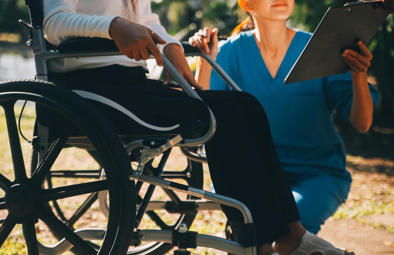 enfermagem funcionários falando para a idosos pessoa sentado dentro uma cadeira de rodas. foto