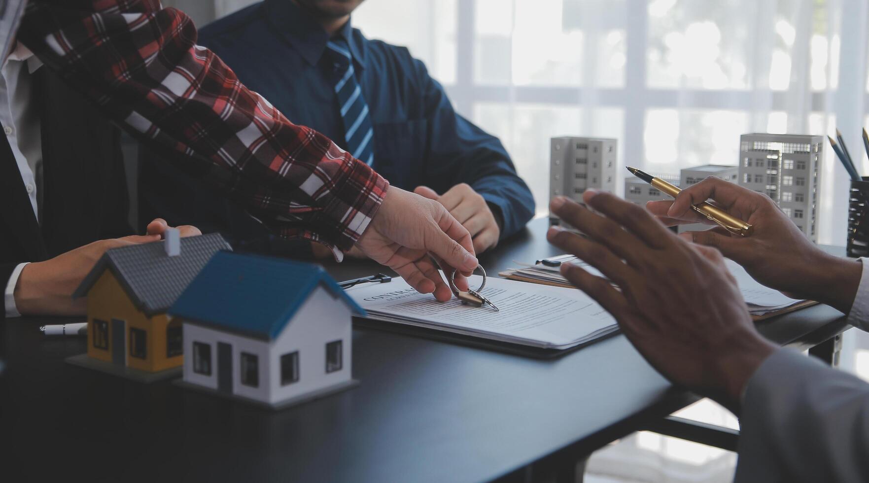 real Estado agente e vendas Gerente equipe análise precificação do aluguel de concessão contrato do venda compra acordo, relativo hipoteca empréstimo oferta para e casa seguro. foto