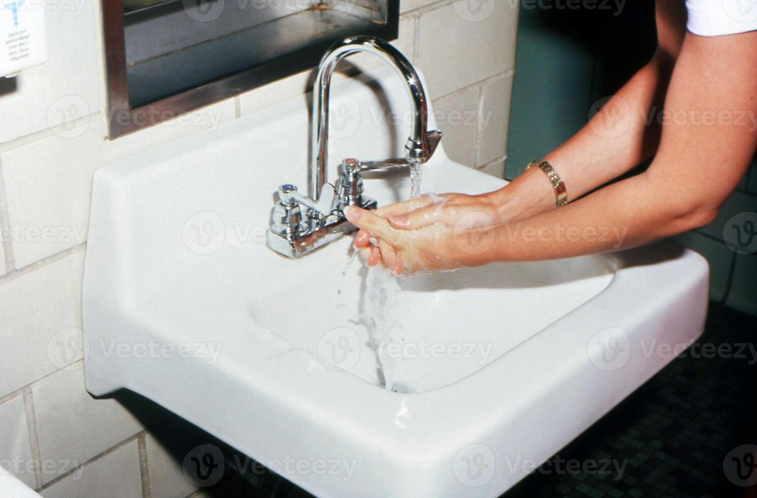 mãos lavar procedimento, limpeza mãos com Sabonete a partir de vírus e contaminação. lavar mãos antes jantar foto