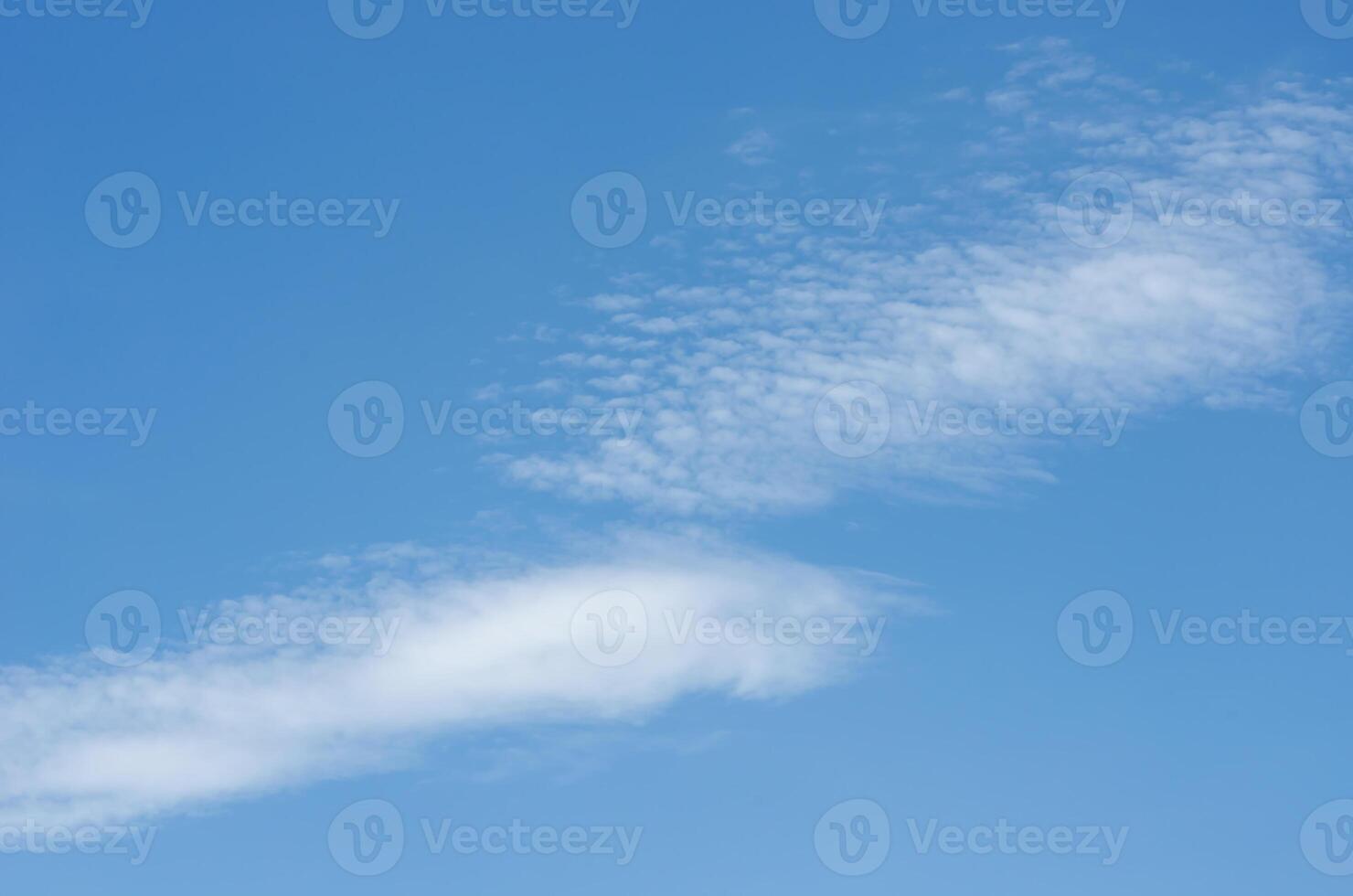 nuvens no céu azul foto