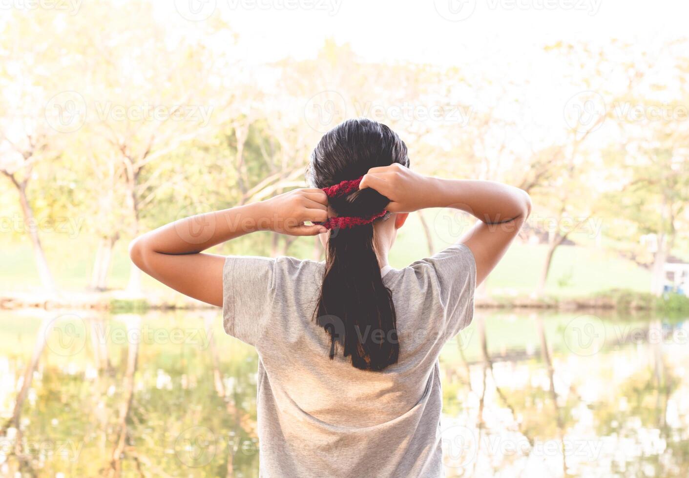 menina poses uma agrupar do cabelo. foto