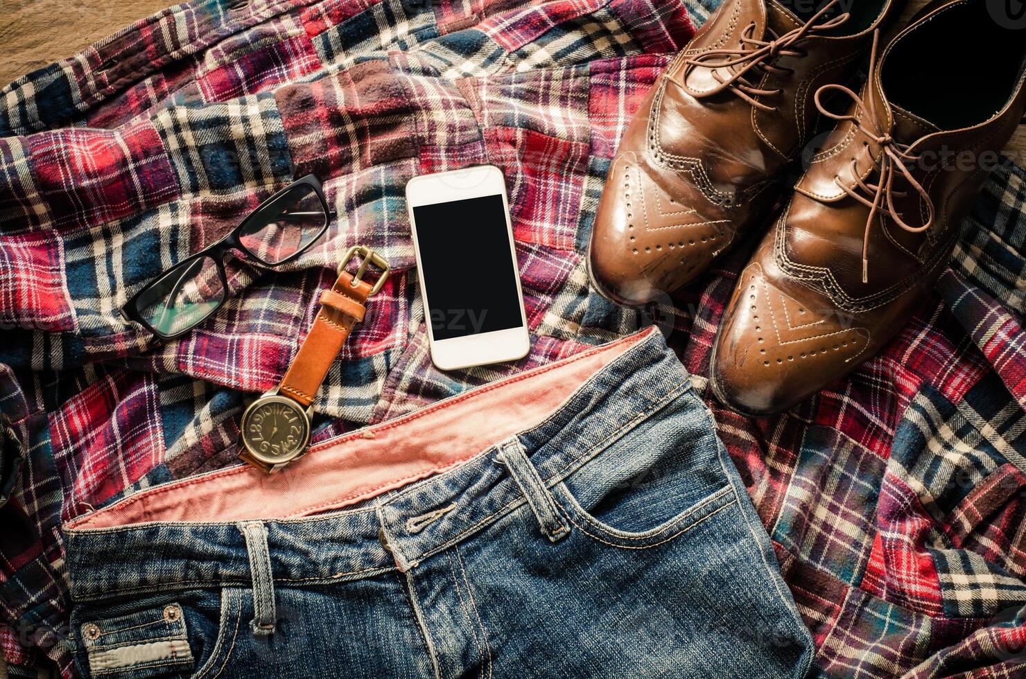 traje e acessórios para homens, colocada em uma de madeira chão. foto