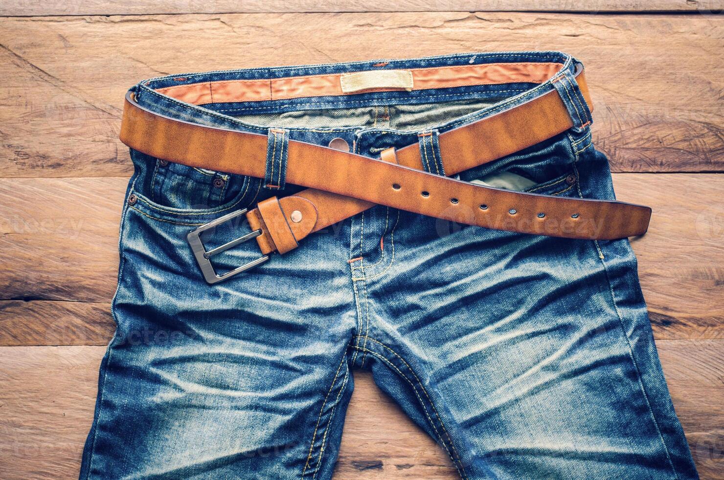 jeans em uma de madeira chão foto