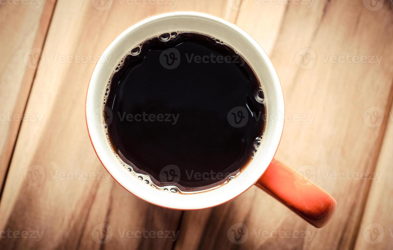 topo Visão a café copo em a de madeira chão. foto