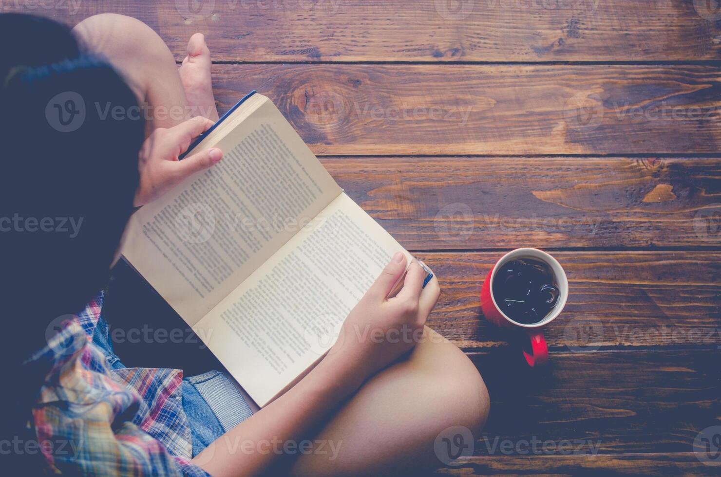 pessoas estão lendo livro para Mais conhecimento acessível para aprender dentro uma livro. foto