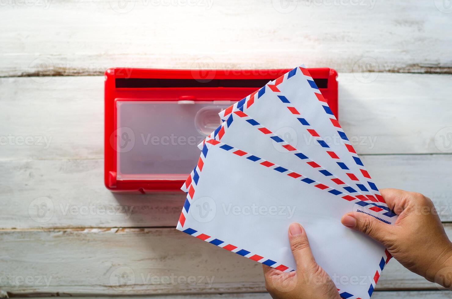 mãos estão colheita acima a envelope dentro a caixa de correio. foto