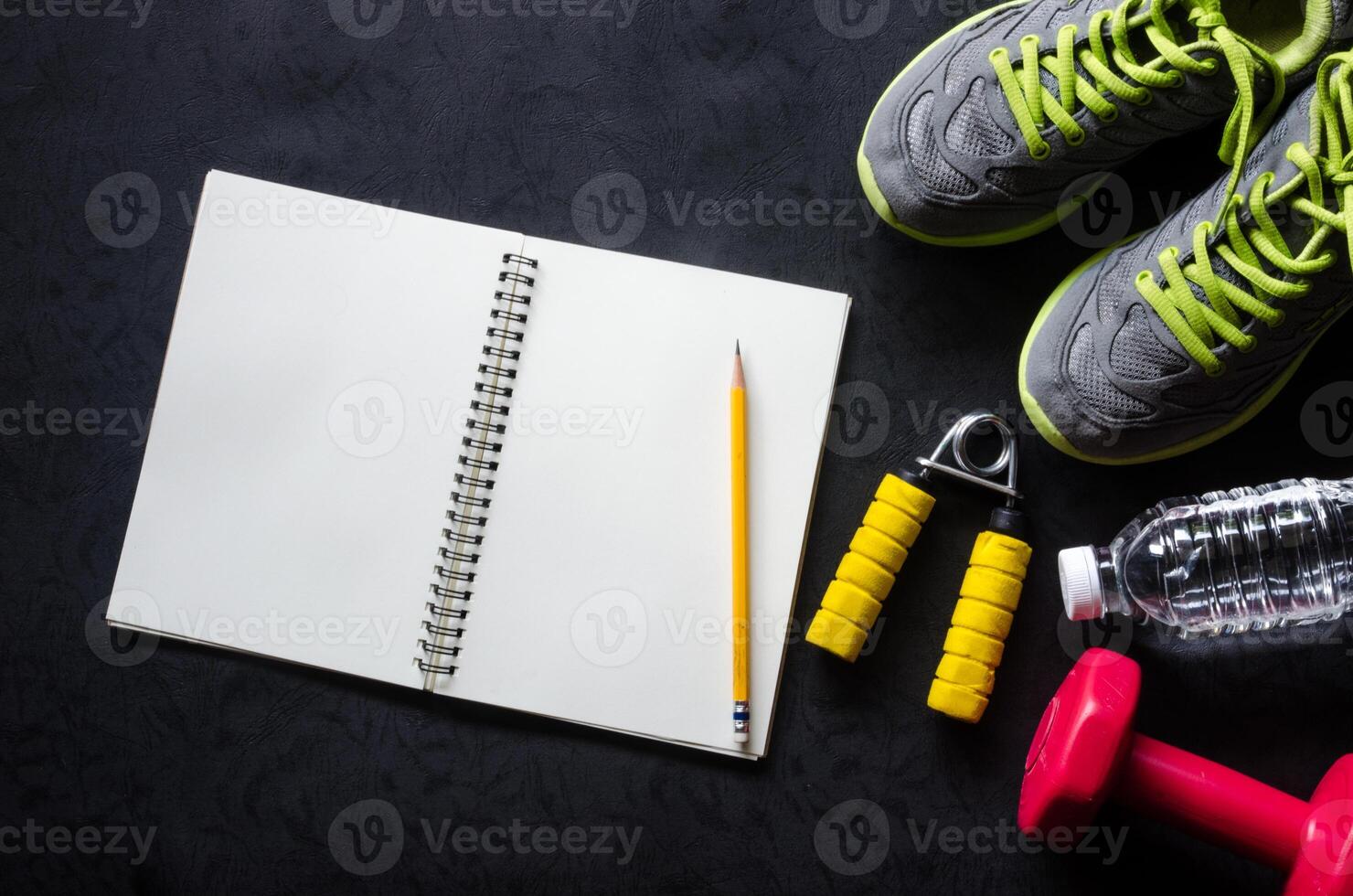 ginástica conceito com exercício equipamento em de madeira fundo. foto