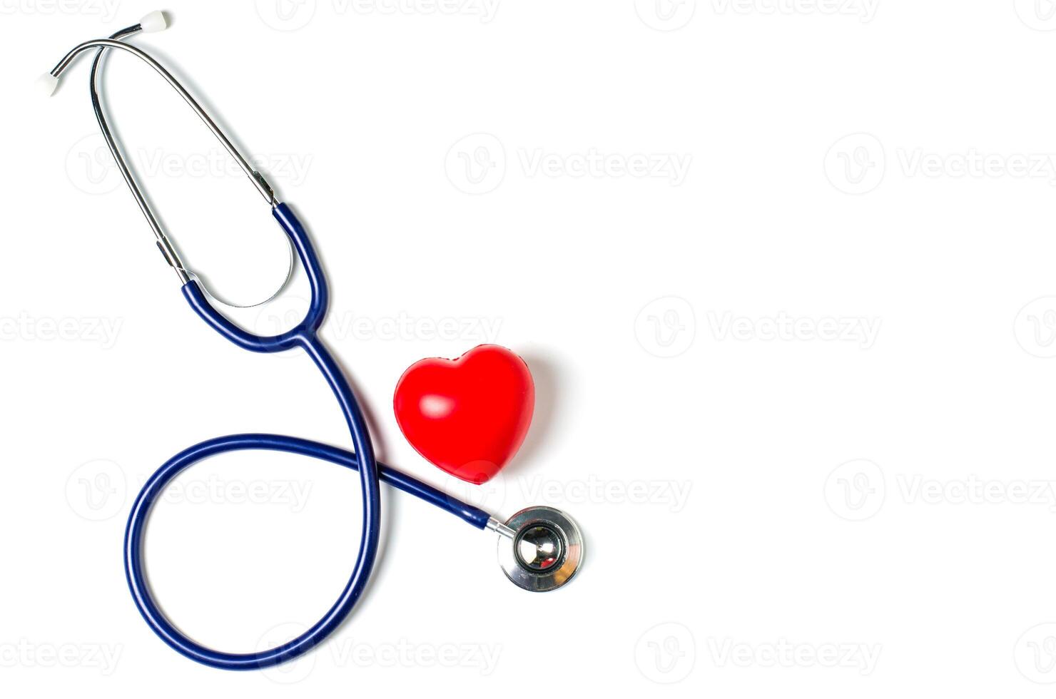 médico fones de ouvido , estetoscópio com vermelho coração em branco fundo foto