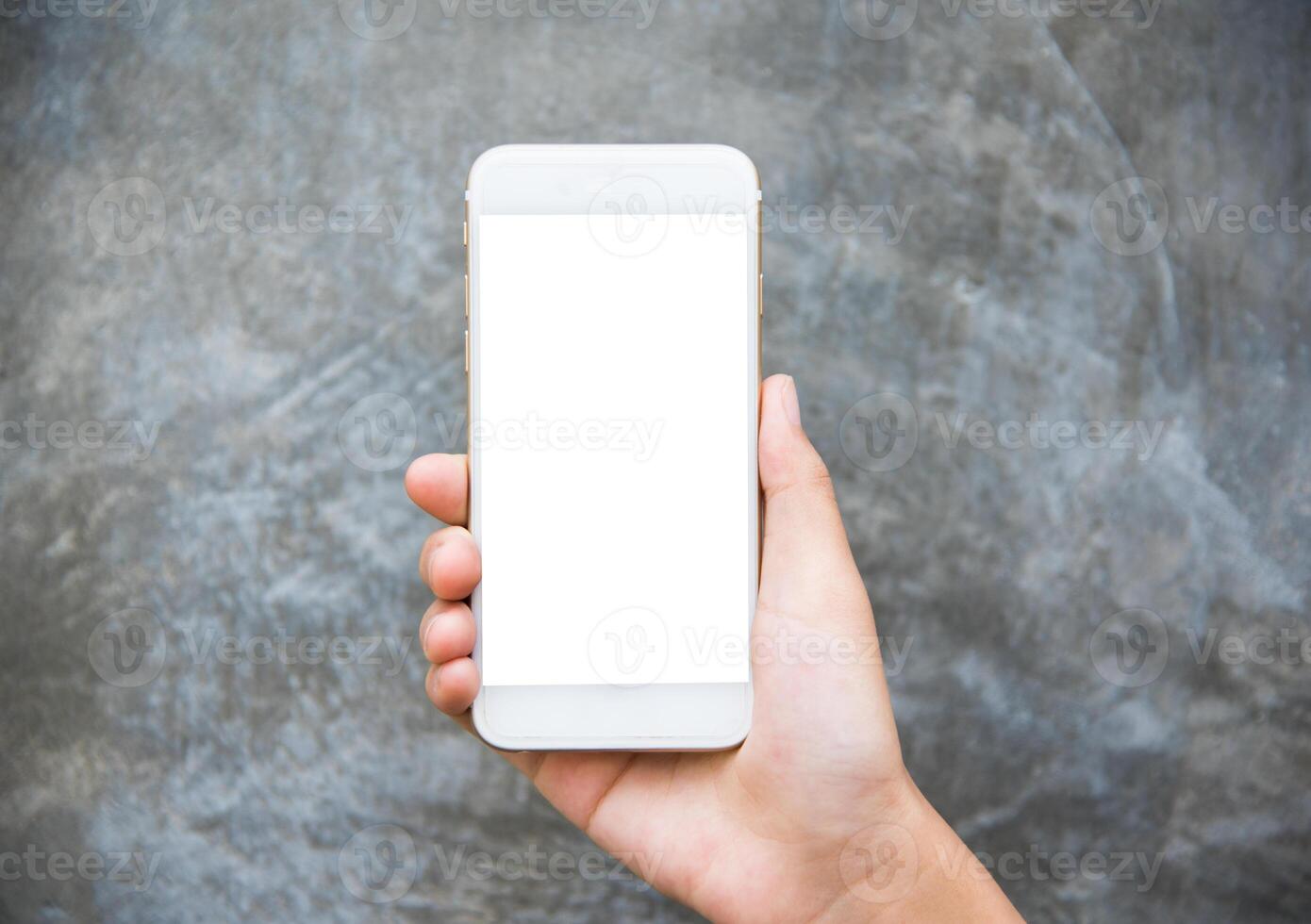 mão segurando inteligente telefone isolado em tijolo fundo foto