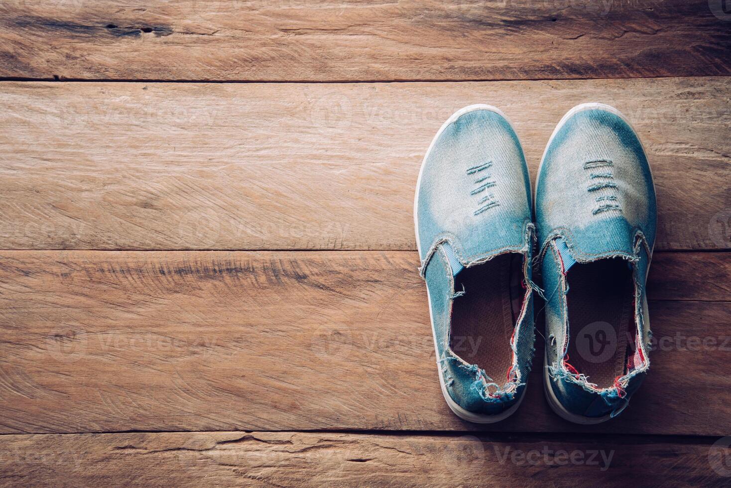 sapatos para mulheres em a de madeira chão. foto