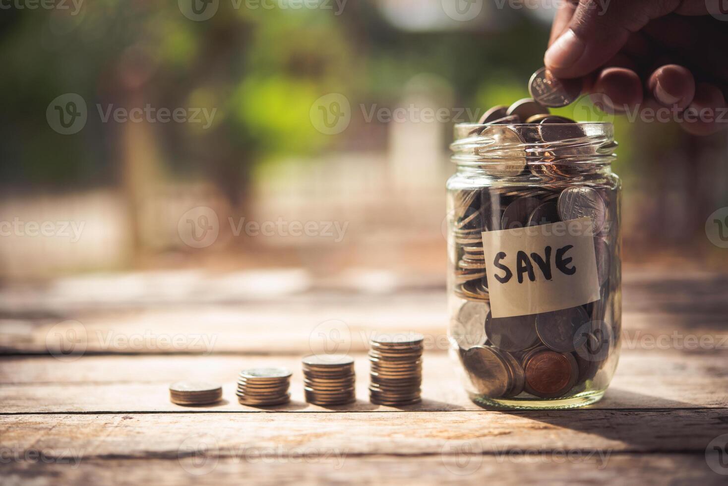 mão colocando moedas dentro jarra com dinheiro pilha degrau crescendo crescimento salvando dinheiro, finança e investimento conceito foto