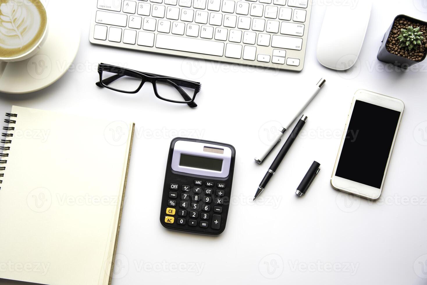 topo Visão com cópia de espaço, trabalhando escrivaninha com laptop, celular telefone, notebook lápis e café em branco fundo foto