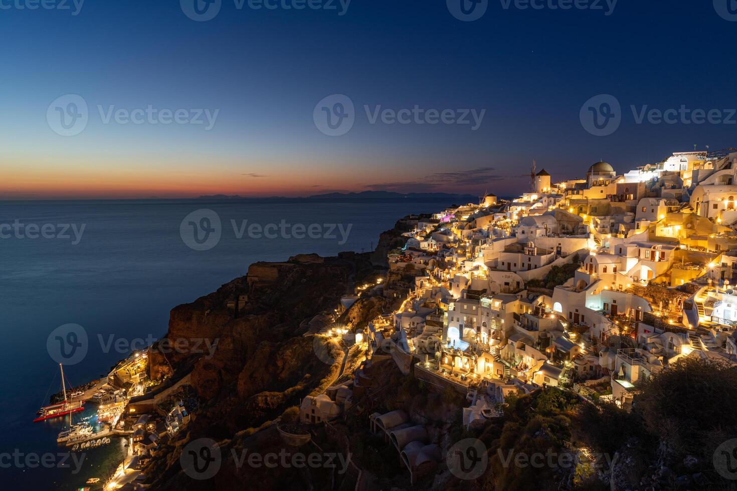 surpreendente tarde Visão do santorini ilha. pitoresco Primavera pôr do sol em a famoso oia Vila, Grécia, Europa. viajando conceito fundo. artístico inspirado pôr do sol paisagem, Sonhe período de férias foto