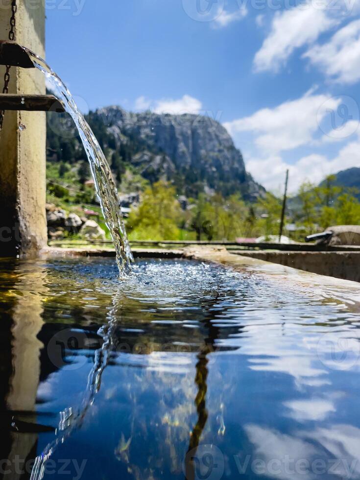 água fluindo a partir de uma fonte dentro a floresta foto