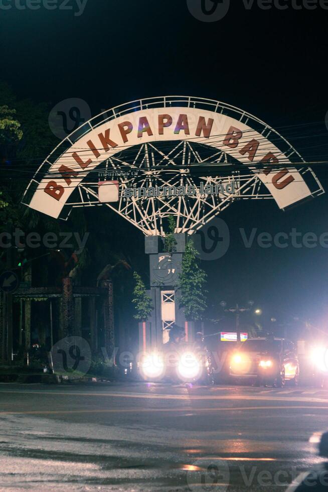 uma rua monumen com uma placa balikpapan baru em balikpapan cidade foto