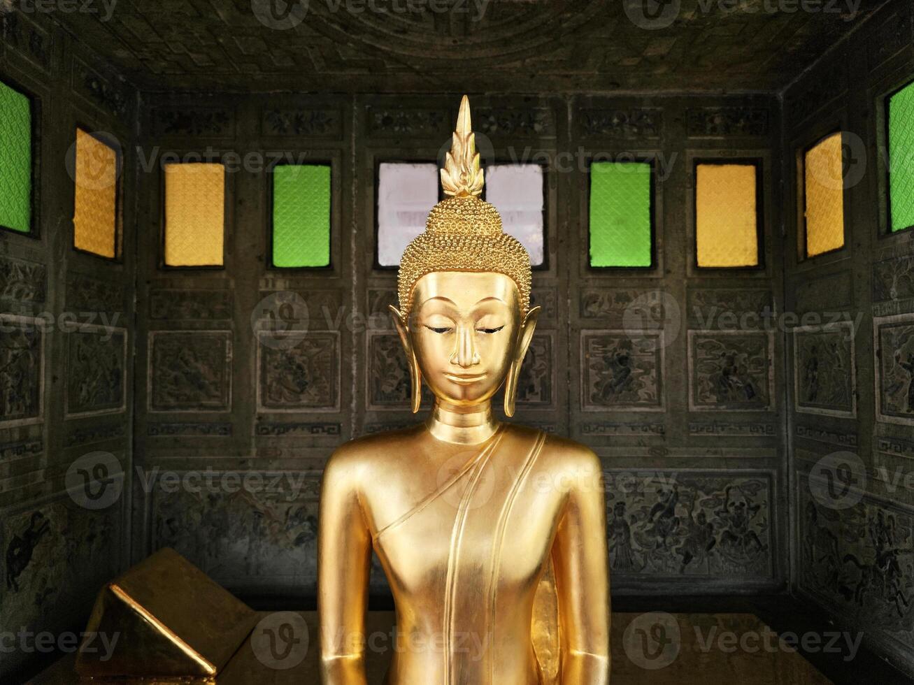 antigo dourado Buda imagem às wat suthat thepwararam ratchaworamahawihan têmpora, Bangkok tailândia. foto