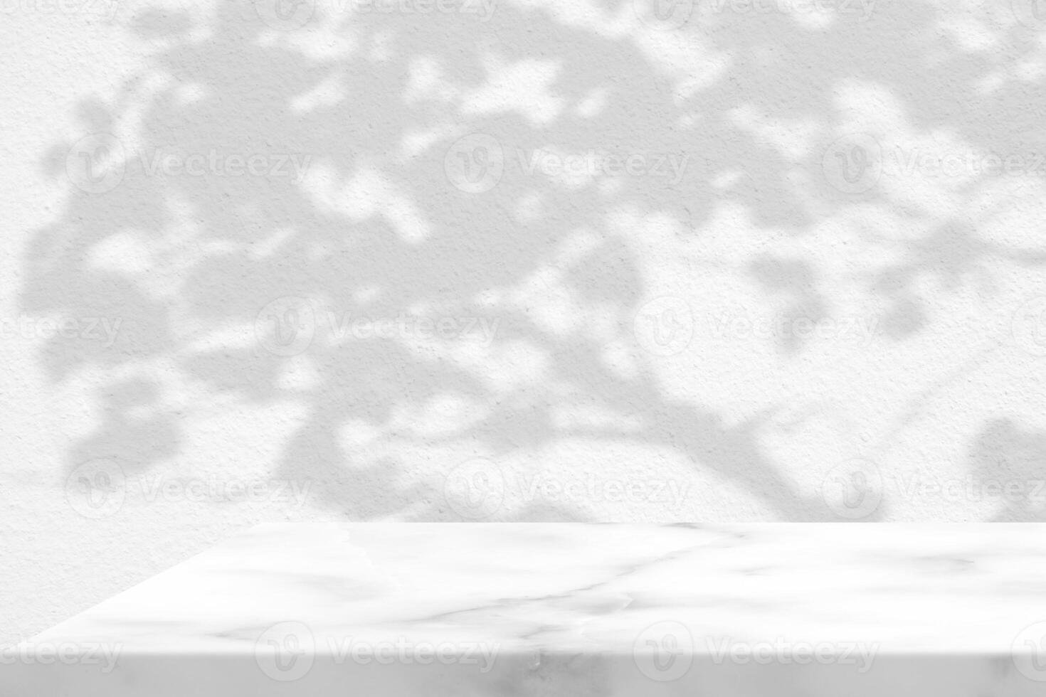mínimo branco mármore mesa canto com árvore sombra em concreto parede fundo, adequado para produtos apresentação pano de fundo, mostrar, e zombar acima. foto