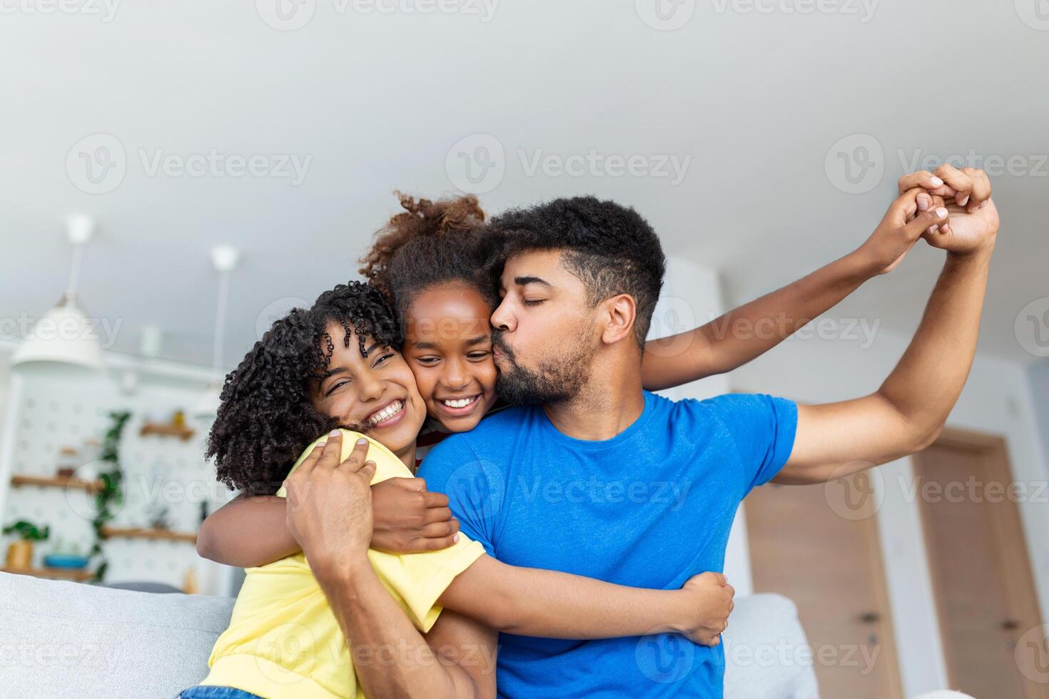 feliz família jogar juntos em sofá às casa.mãe pai e criança filha desfrutando feliz relaxar gastos Tempo juntos dentro moderno vivo quarto dentro tarde. foto