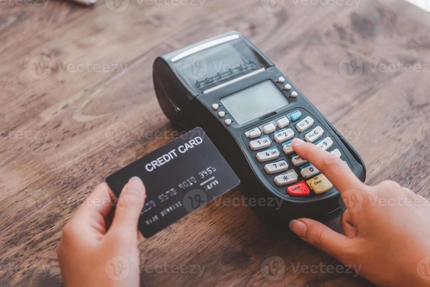 pagando de crédito cartão , comprando e vendendo produtos usando uma crédito cartão furto máquina foto