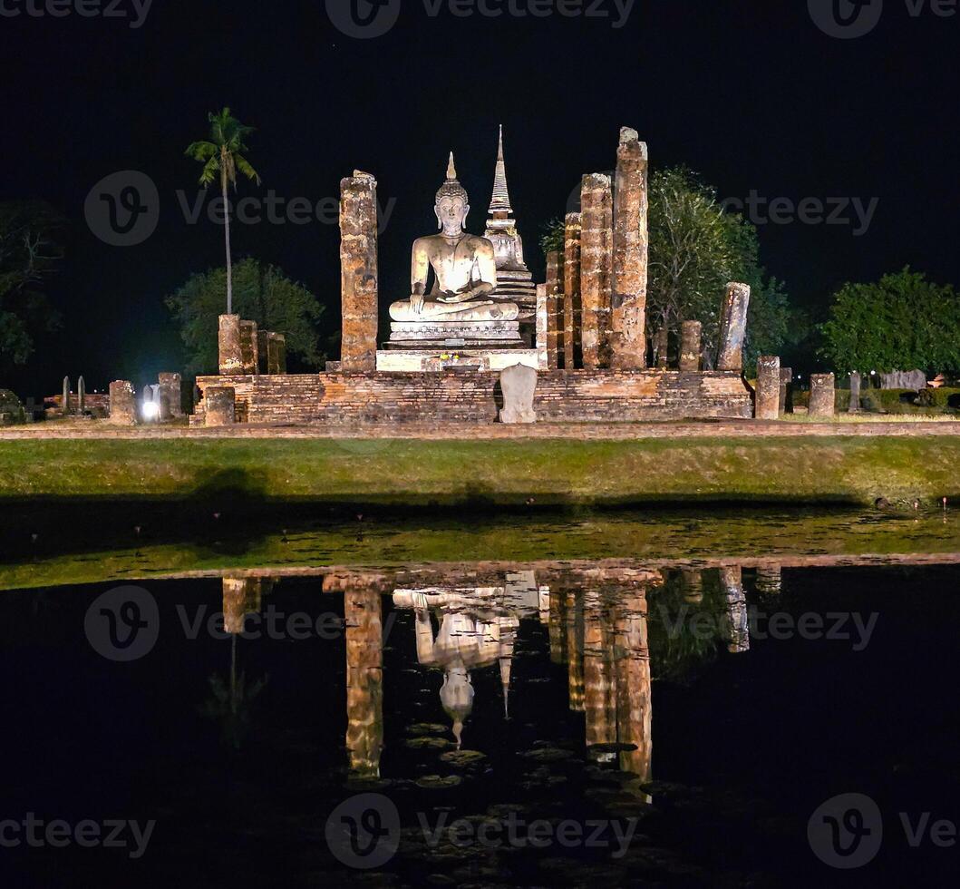 Buda às wat Mahathat têmpora dentro sukhothai histórico parque, unesco mundo herança site, Tailândia foto