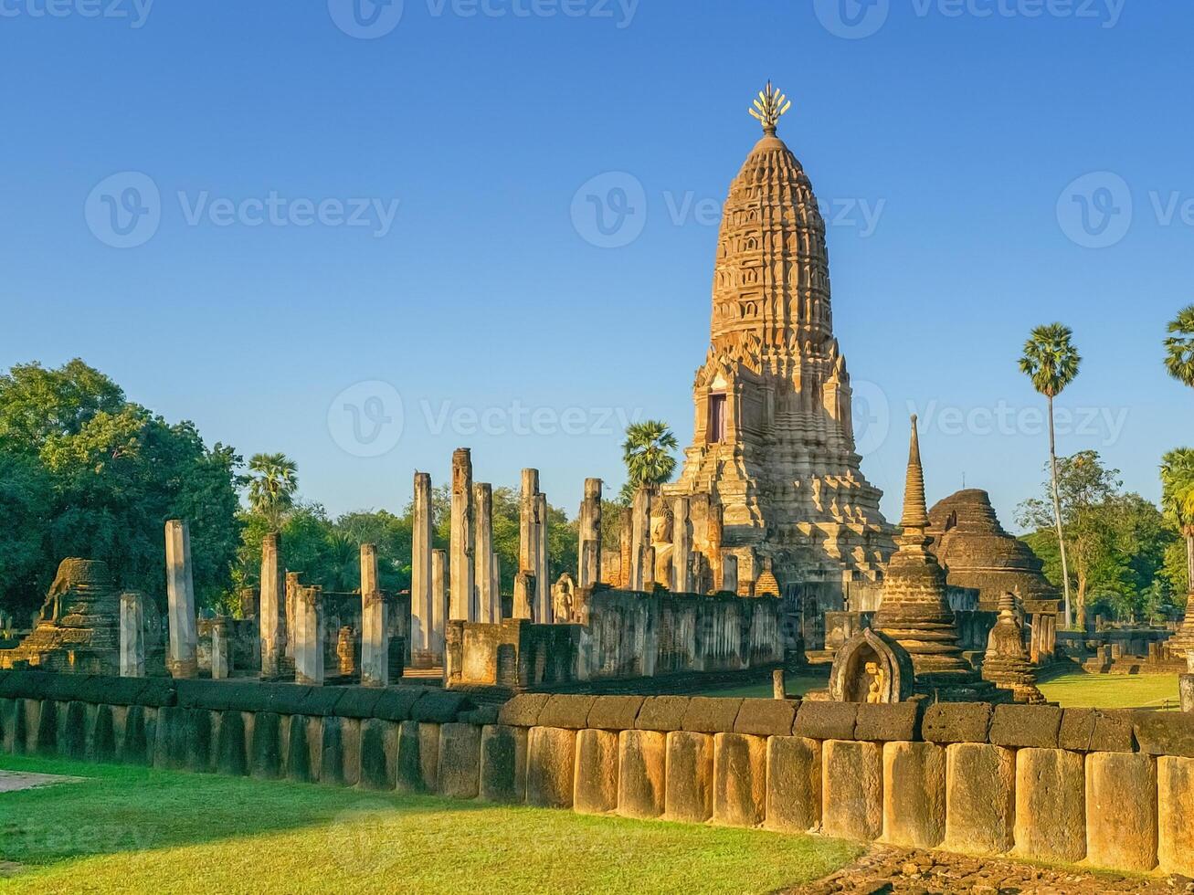 wat phra sri Rattana Mahathat rajaworavuharn têmpora dentro si satchanalai histórico parque, Tailândia foto