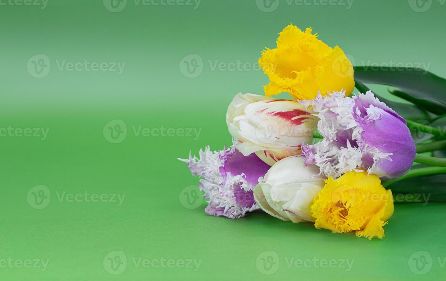 ramalhete do colorida Primavera tulipas com flores para presente em verde fundo. feriado. mães e internacional mulheres dia, dia dos namorados dia. cópia de espaço foto