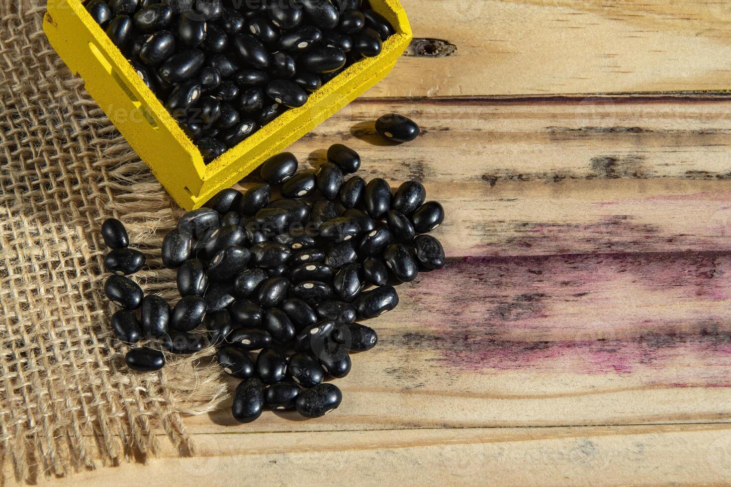 amarelo caixa com brasileiro Preto feijões foto