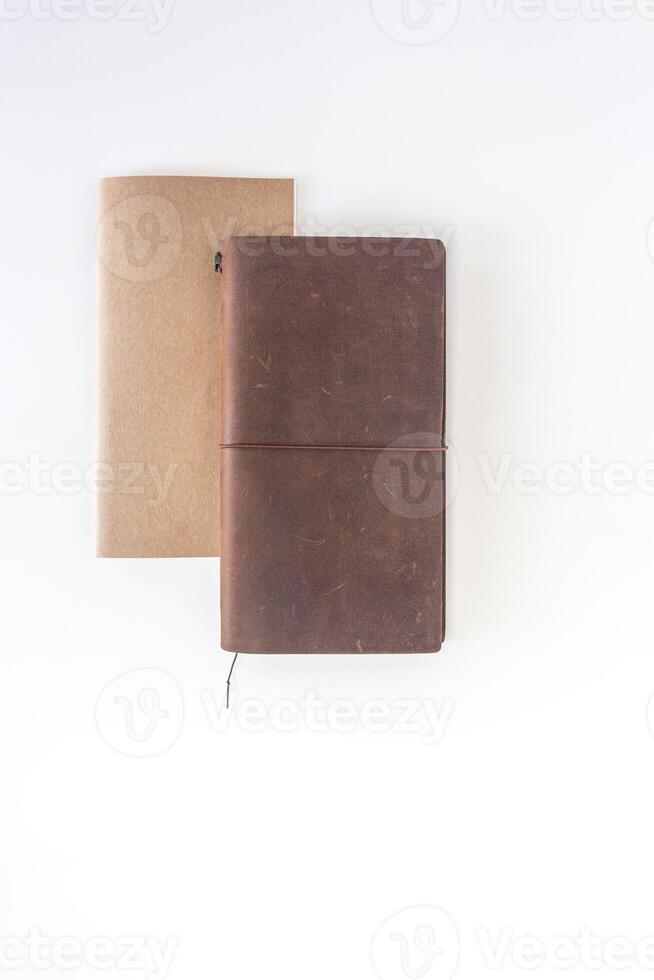 Castanho couro cobrir para viajando, caderno ou caderno de desenho, com poupar caderno em branco fundo. foto