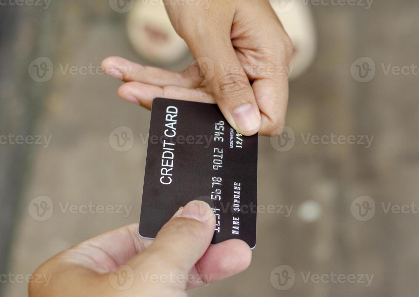 a casais mãos estão entrega cada de outros Preto crédito cartões brincar. foto