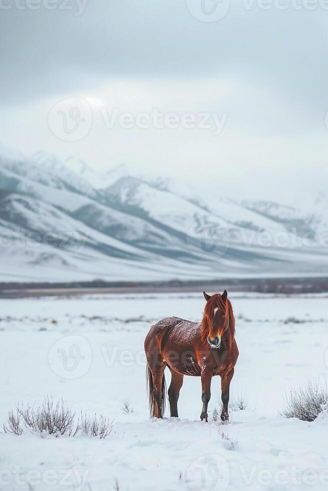 ai gerado sereno e Nevado panorama com uma solteiro Castanho cavalo em pé dentro a neve ai gerado foto