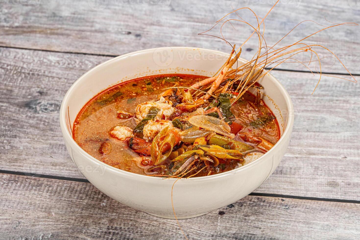 tailandês tradicional cozinha - tom yum sopa foto