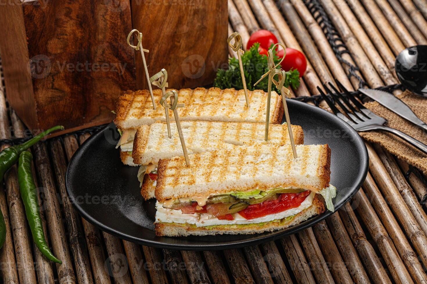 grelhado sanduíche com queijo e tomate foto