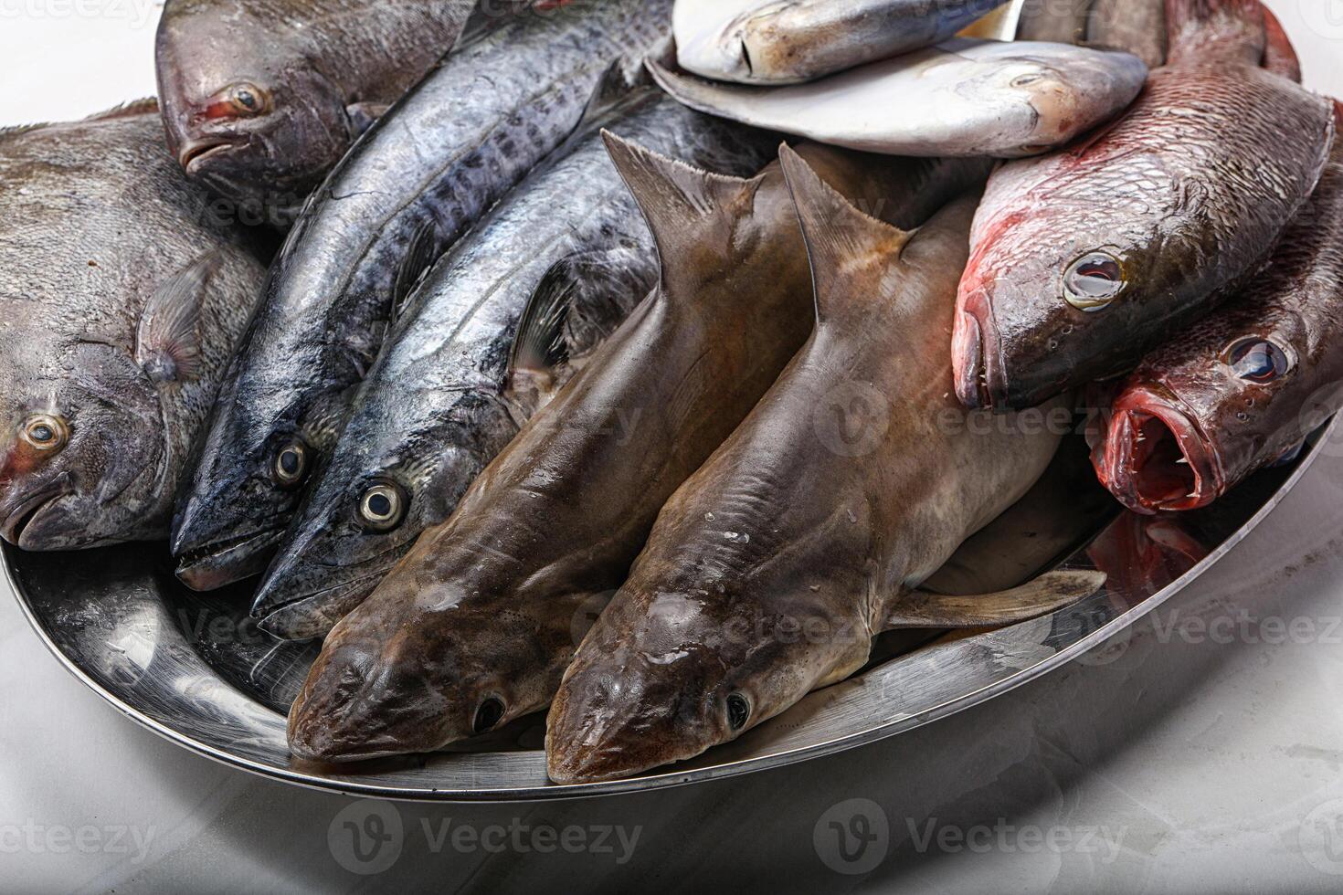 cru peixe misturar para cozinhando foto