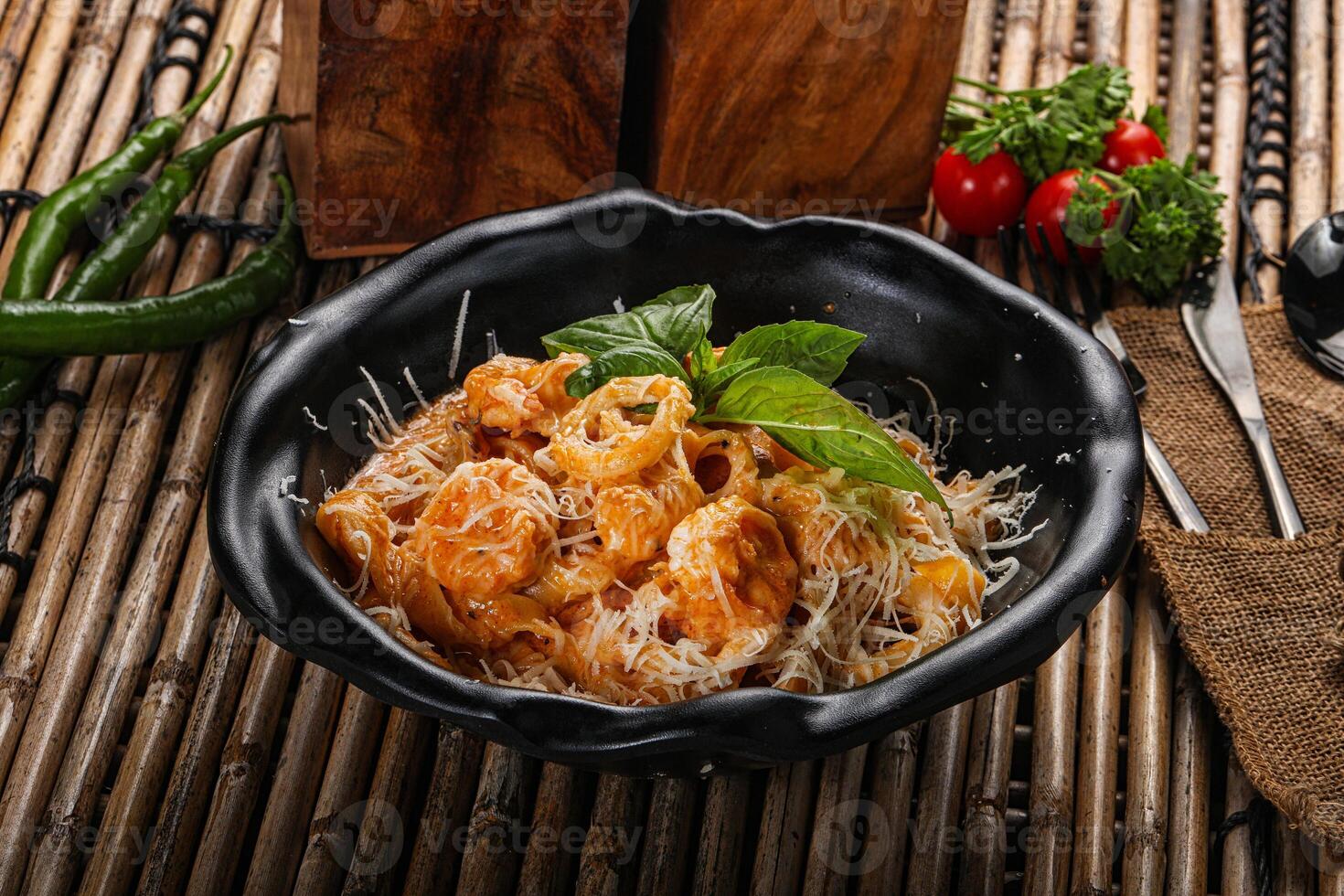 italiano massa com camarão e queijo foto