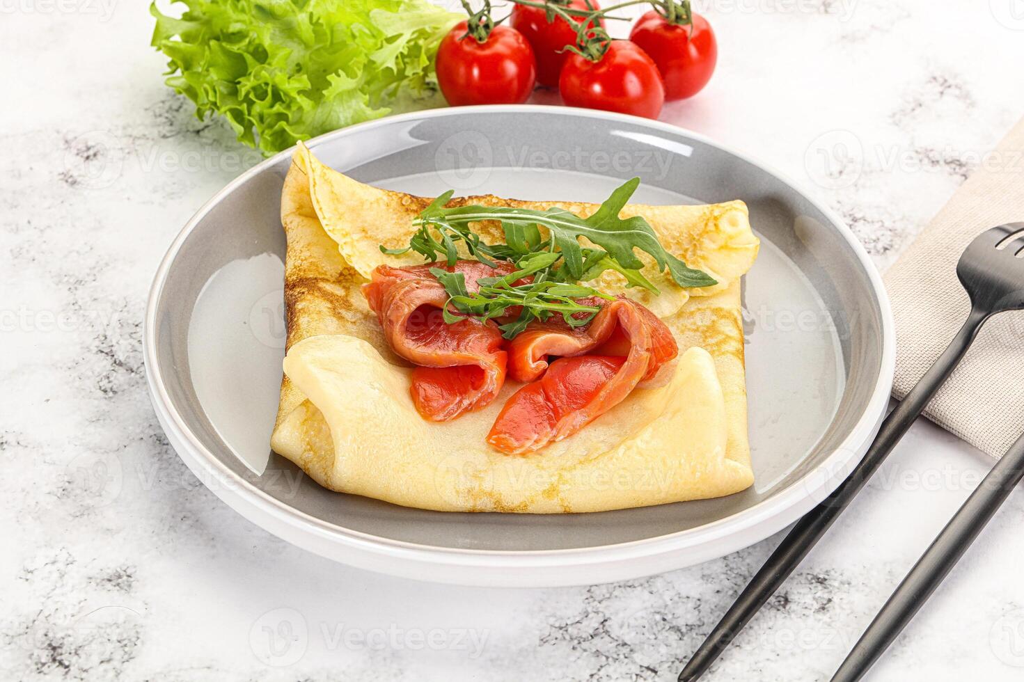 russo panqueca com salmão peixe foto