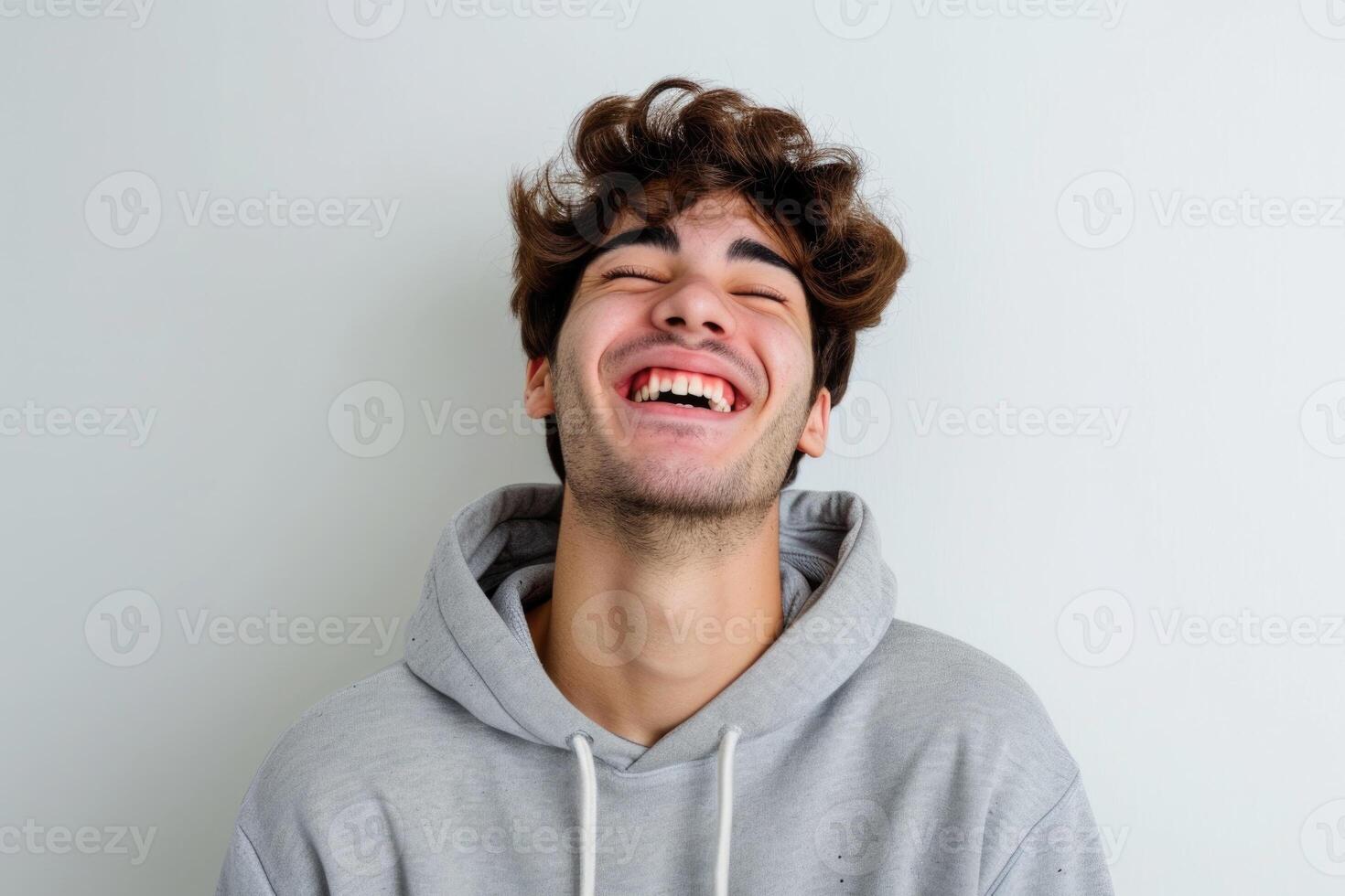 ai gerado jovem brasileiro homem isolado em branco fundo rindo foto