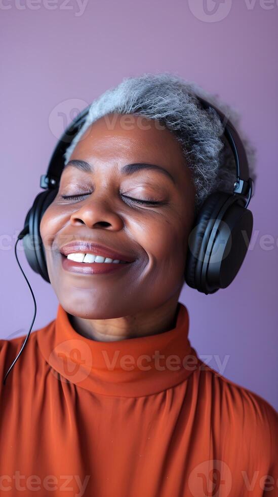 ai gerado retrato do uma Preto meia idade fêmea sorridente e fechamento dela olhos enquanto vestindo sem fio fones de ouvido contra luz roxa fundo, generativo ai foto