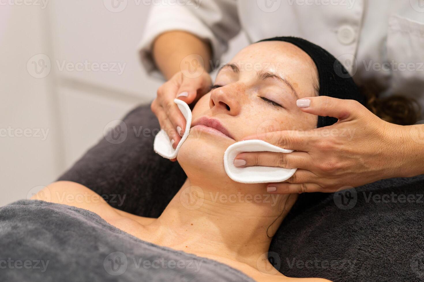 relaxado mulher tendo facial beleza tratamento dentro spa Centro foto