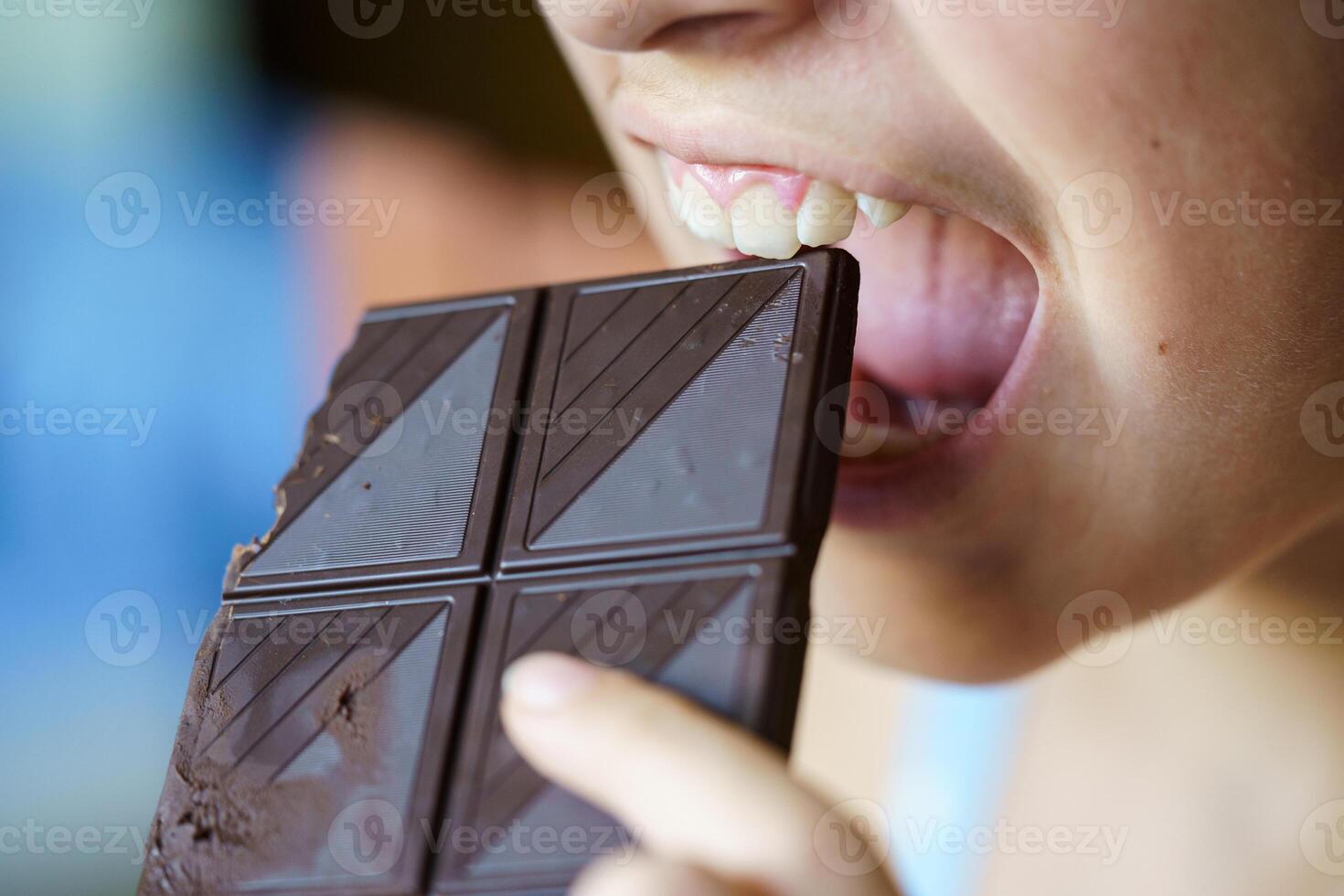 anônimo jovem menina com boca aberto sobre para comer chocolate Barra foto